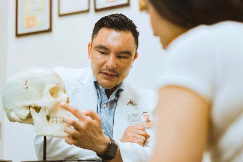 林上立醫師為有木偶紋病患治療木偶紋問題